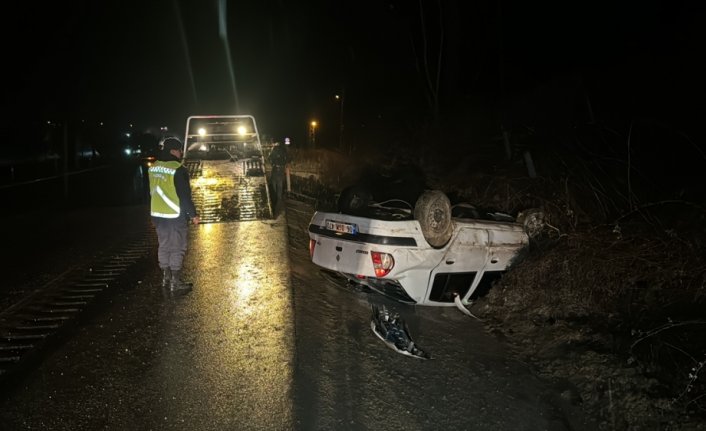 Karabük'te devrilen otomobildeki 2 kişi yaralandı