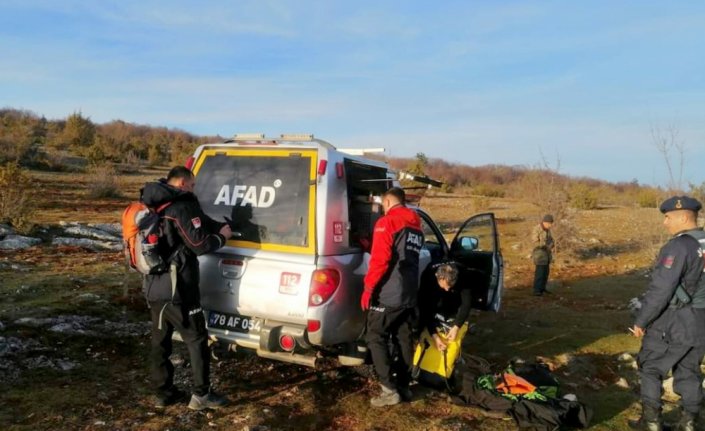 Karabük'te kayalıklarda mahsur kalan köpeği AFAD kurtardı