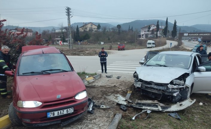 Karabük'te otomobille çarpışan aracın sürücüsü yaralandı