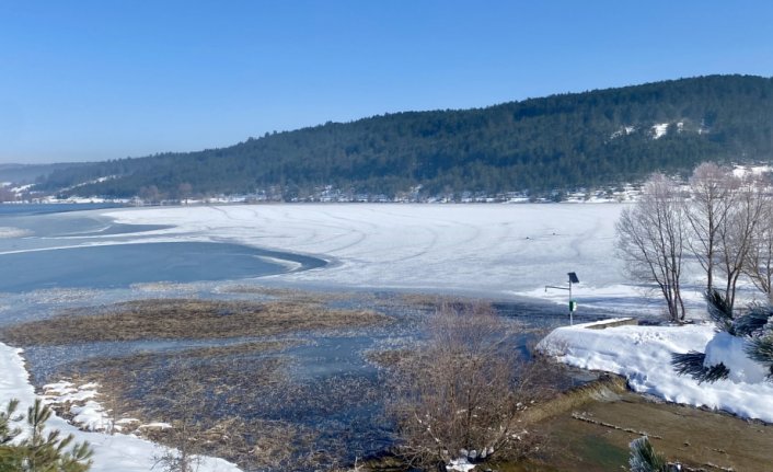 Karabük'te soğuk hava göletlerin yüzeyini dondurdu