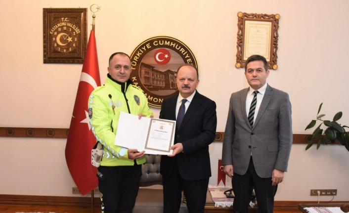 Kastamonu'da kalbi duran kişiyi hayata döndüren polislere başarı belgesi verildi