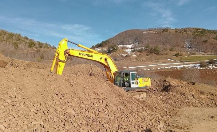 Kaymakam Çeçen, heyelan oluşan Günebakan köyündeki alternatif yol çalışmalarını inceledi