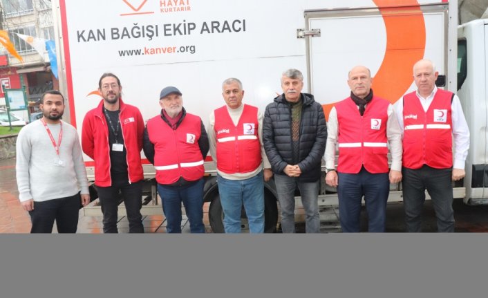 Kızılay'a 14 kez kan bağışı yapan emekli öğretmene madalya verildi
