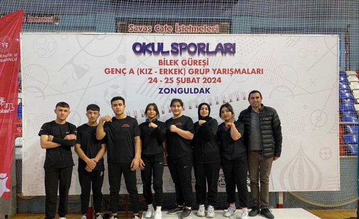 Mecitözü'nden 13 öğrenci bilek güreşinde derece elde etti