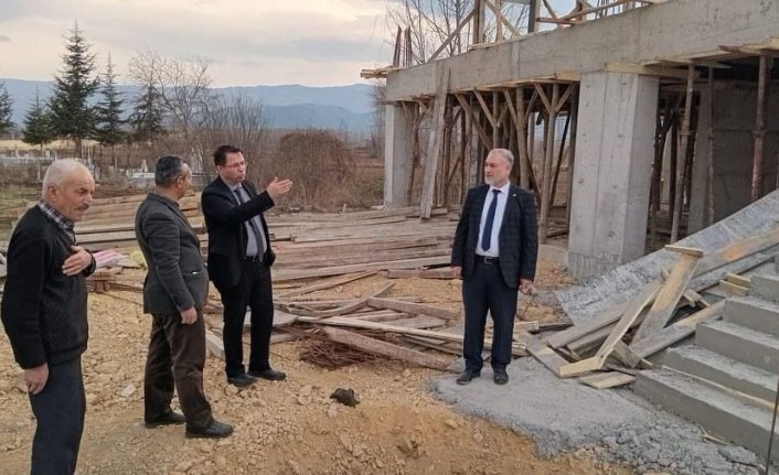 Niksar Kaymakamı Çeçen, cami inşaatını inceledi