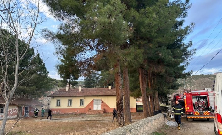 Niksar'da kullanılmayan köy okulundaki yangın hasara yol açtı