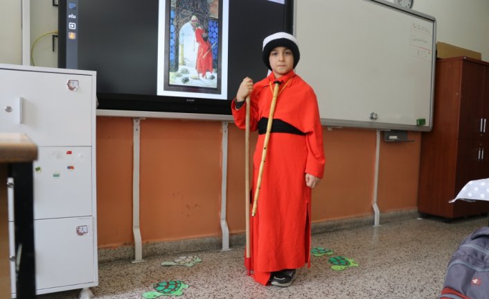 Öğrenciler giydikleri kostümle sanatçıları anlatarak ders işliyor