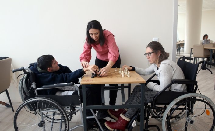 Özel gereksinimli bireyler spor ve sanatla hayata hazırlanıyor