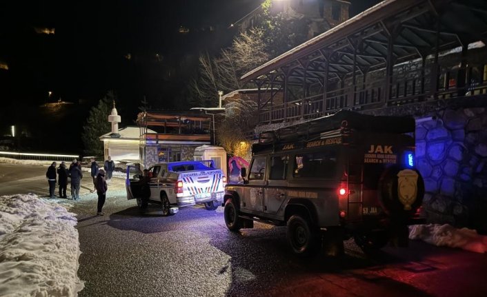 Rize'de iş makinesi operatörü çığ düşmesi sonucu yaralandı