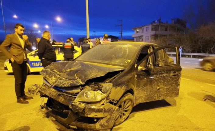 Samsun'da iki otomobil çarpıştı, 1 kişi öldü, 5 kişi yaralandı