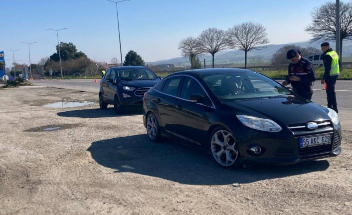 Bafra’da jandarma uygulamasında 238 kişiye GBT sorgusu yapıldı