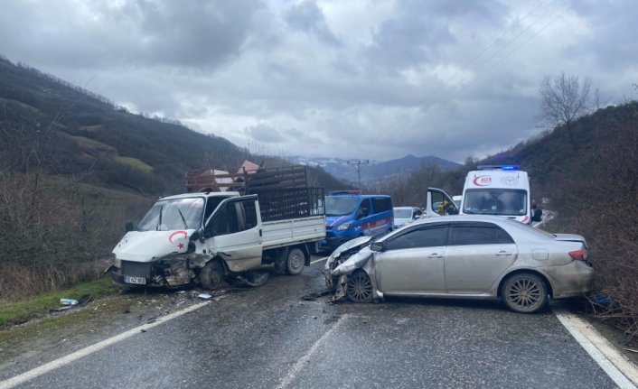 Samsun'da kamyonet ile otomobilin çarpıştığı kazada 4 kişi yaralandı