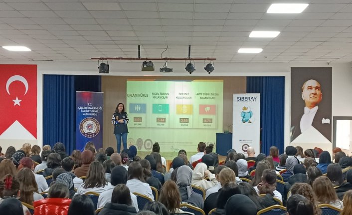 Samsun'da öğrencilere “siber suçlar“ anlatıldı