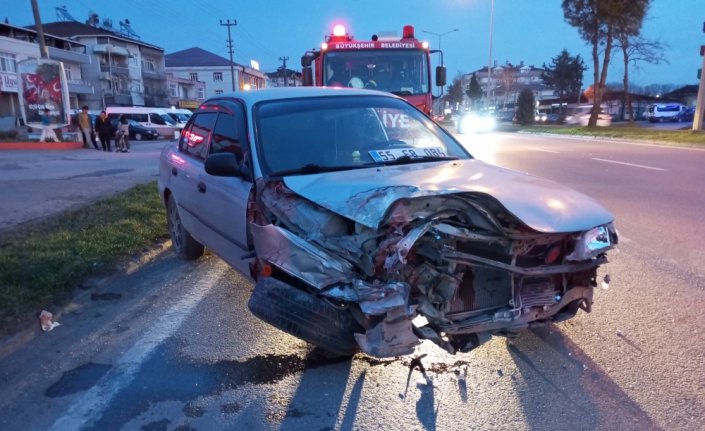 Samsun'da tıra çarpan otomobilin sürücüsü yaralandı