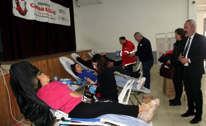 Sinop'ta öğrenci velileri kan bağışında bulundu