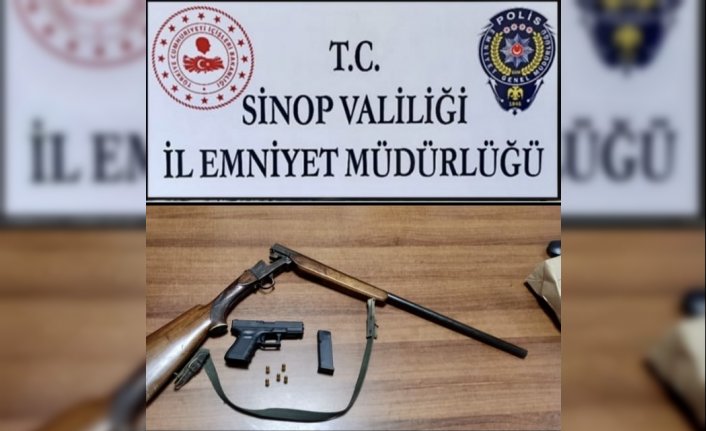 Sinop'ta ruhsatsız tüfek ve tabanca ele geçirildi