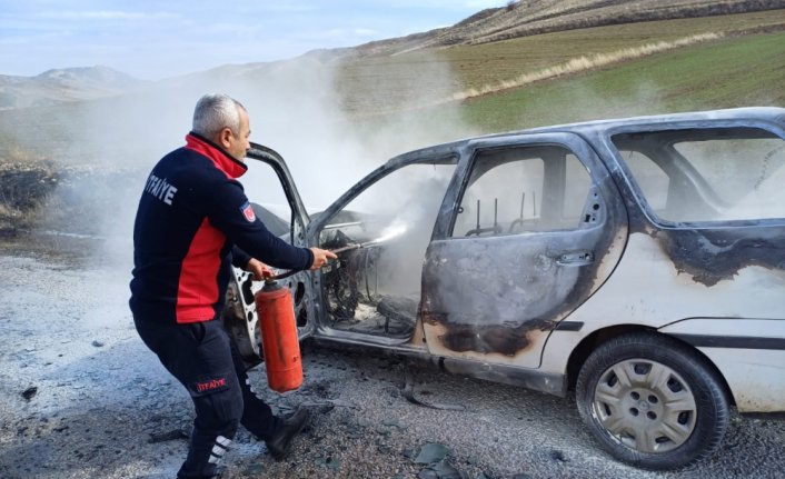 Sungurlu'da yanan otomobil kullanılamaz hale geldi
