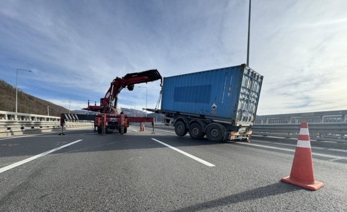Tırdan ayrılan dorse Anadolu Otoyolu'nun Düzce kesiminde ulaşımı aksattı