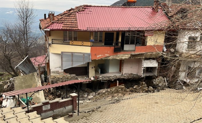 Tokat'ın Günebakan köyündeki heyelanda cami ile 5 ev yıkıldı
