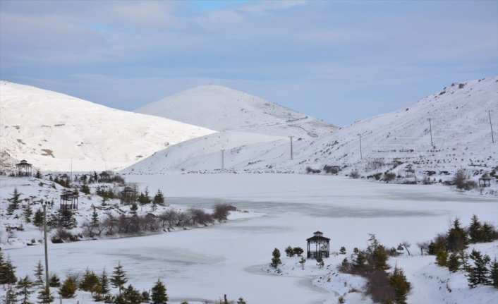 Tokat'ta Üçoluk Göleti'nin yüzeyi buz tuttu