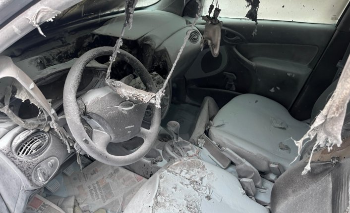 Tokat'ta yangın çıkan otomobilde hasar meydana geldi