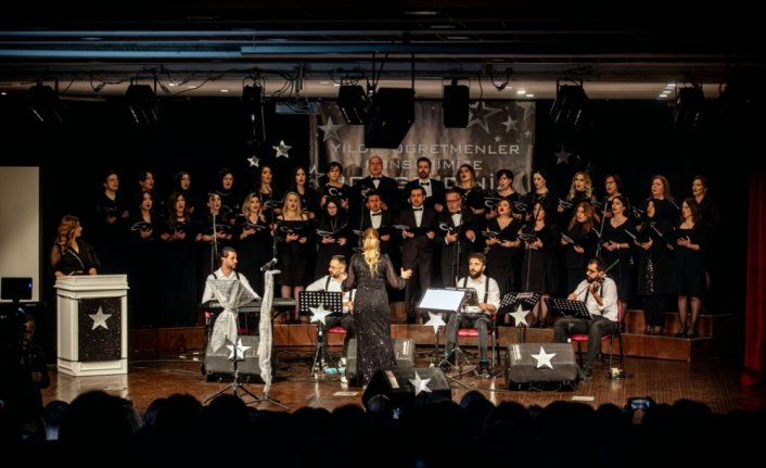 Trabzon'da “Yıldız Öğretmenler“ korosu konser verdi