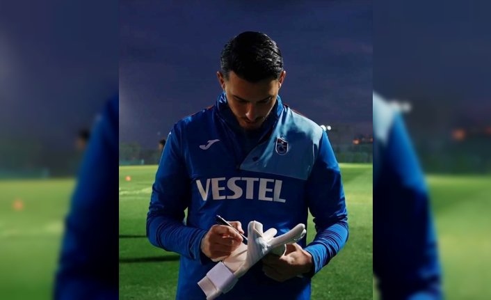 Uğurcan Çakır'dan taraftarlara imzalı eldiven