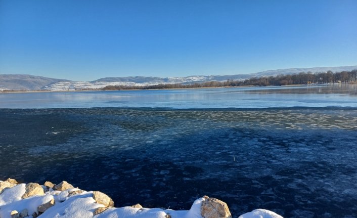 Yeniçağa Gölü kısmen buz tuttu