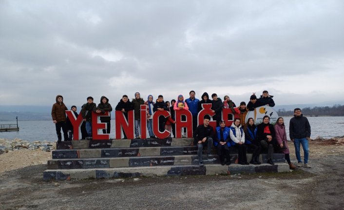 Yeniçağa'da öğrenciler sahipsiz hayvanlar için doğaya yem bıraktı