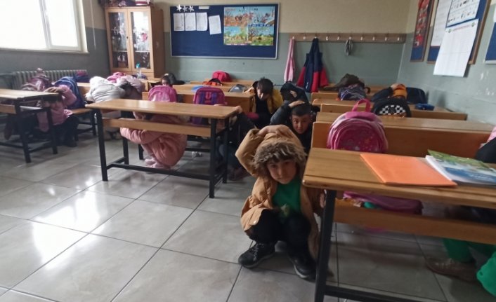 Yeşilyurt'ta 6 Şubat depremlerinin birinci yılında okullarda deprem tatbikatı yapıldı