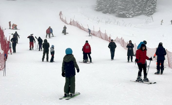 Yurduntepe Kayak Merkezi'nde sömestir yoğunluğu hafta içi de sürüyor