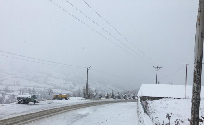 Almus'ta kar yağışı etkili oldu