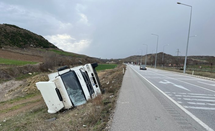 Amasya’da devrilen kamyondaki 3 kişi yaralandı