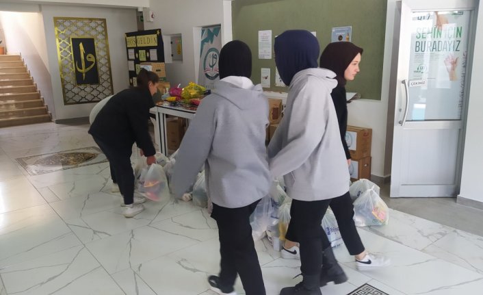 Amasya'da öğrenciler harçlıklarıyla 100 aileye gıda yardımında bulundu