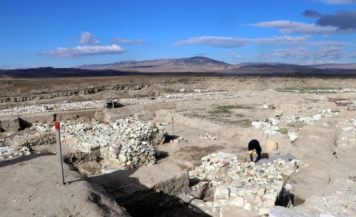 Amasya'daki Oluz Höyük kazılarında Pers ve Medlere ait bıçaklar bulundu