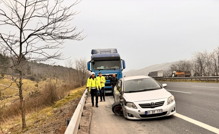 Anadolu Otoyolu'nda tankere çarpan otomobildeki 3 kişi yaralandı