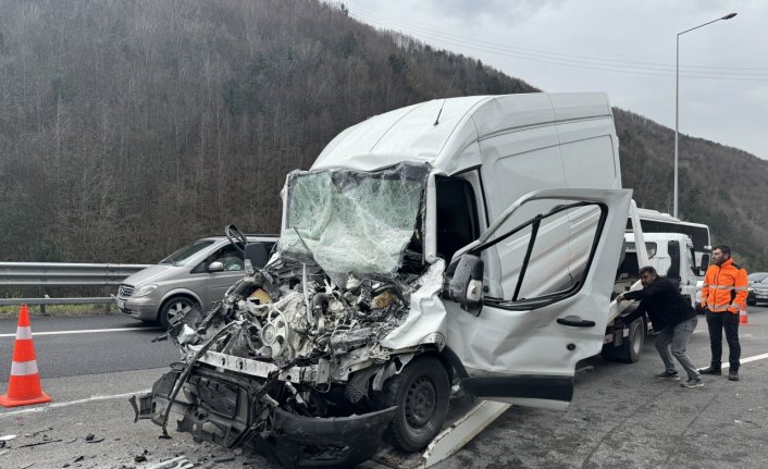 Anadolu Otoyolu'nda tıra çarpan minibüsün sürücüsü ağır yaralandı