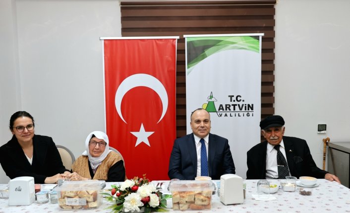 Artvin Valisi Ünsal, huzurevi sakinleriyle iftarda bir araya geldi