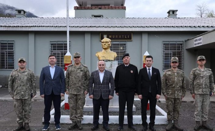 Artvin Valisi Ünsal sınırda Mehmetçik'le bir araya geldi