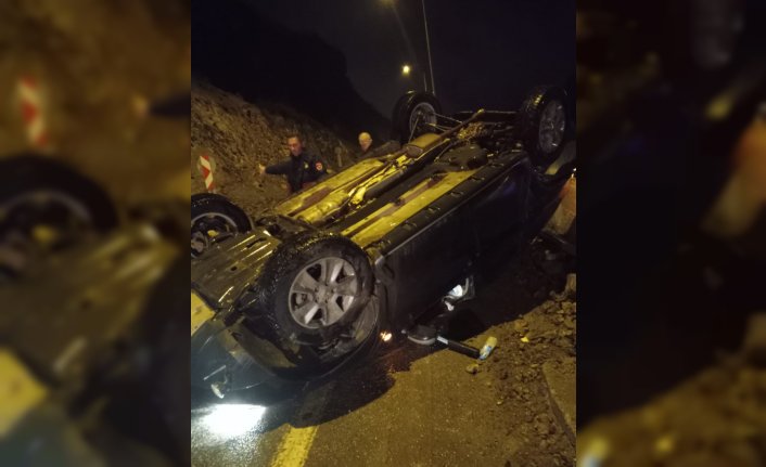 Artvin'de kaya parçasına çarparak devrilen otomobildeki 4 kişi yaralandı