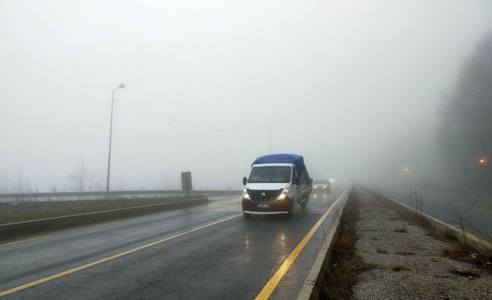 Bolu Dağı'nda sağanak ve sis görüş mesafesini düşürdü