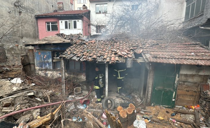 Bolu'da metruk binada çıkan yangın söndürüldü