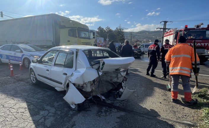Bolu'da üç aracın karıştığı zincirleme trafik kazasında 3 kişi yaralandı