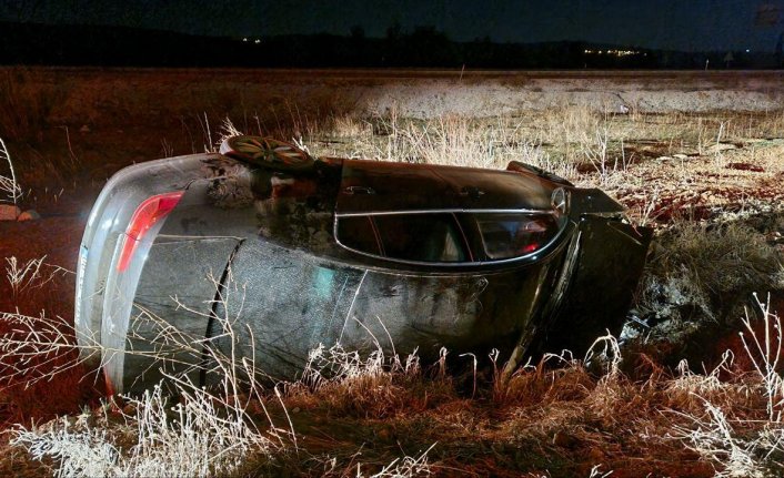 Çorum'da devrilen otomobildeki 3 kişi yaralandı