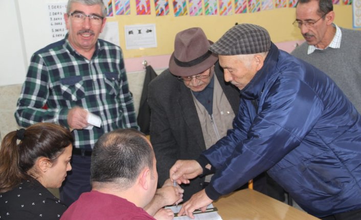 Çorum'un “asırlık çınarları“ oylarını kullandı