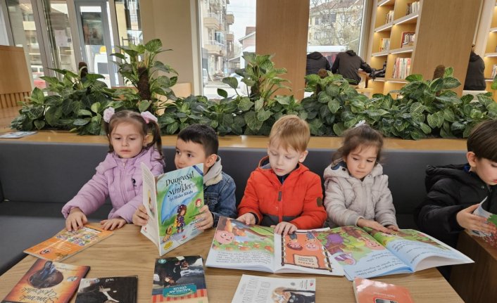 Düzce'de anaokulu öğrencileri Sabiha Ulusoy Kütüphanesini gezdi