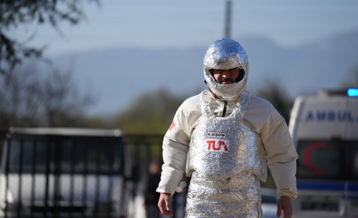 Düzce'de muay thai milli sporcusu, astronot kostümüyle oy kullandı