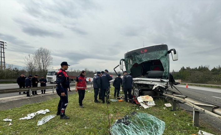 Düzce'de refüje çarpan yolcu otobüsündeki 9 kişi yaralandı