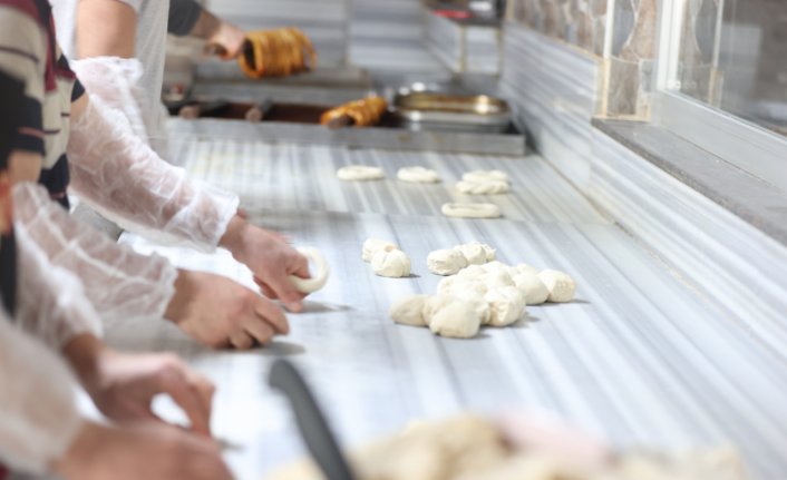 Düzce'deki fırıncılar, sahur ve iftar sofralarını süsleyen “ramazan simidi“ mesaisinde