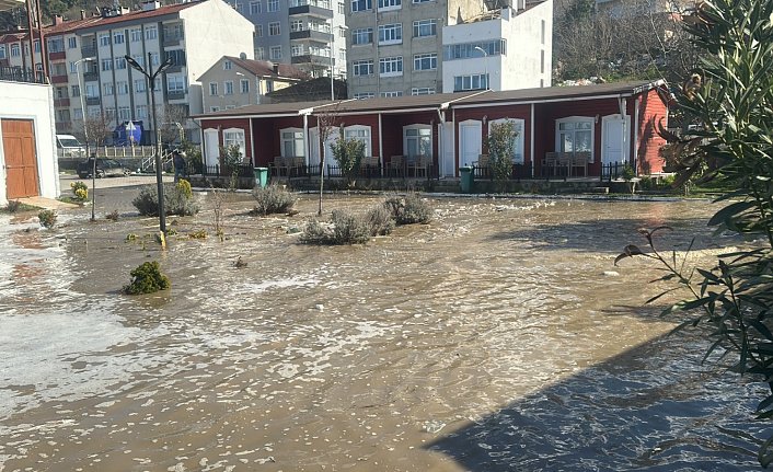 Fırtına nedeniyle Karadeniz'de oluşan dev dalgalar sahil şeridine zarar verdi